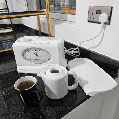 Swan Vintage Teasmade STM201N White – Retro Tea Maker Alarm Clock with 600ml Teapot
