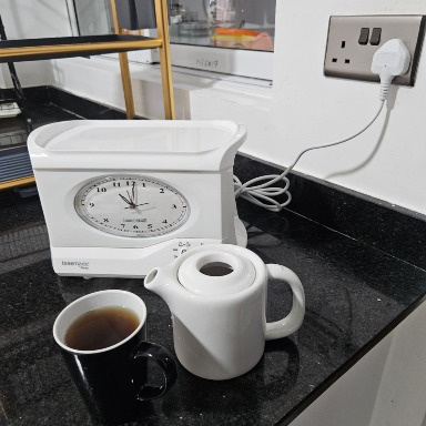 Swan Vintage Teasmade STM201N White – Retro Tea Maker Alarm Clock with 600ml Teapot