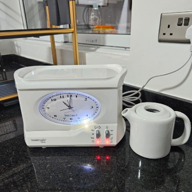 Swan Vintage Teasmade STM201N White – Retro Tea Maker Alarm Clock with 600ml Teapot