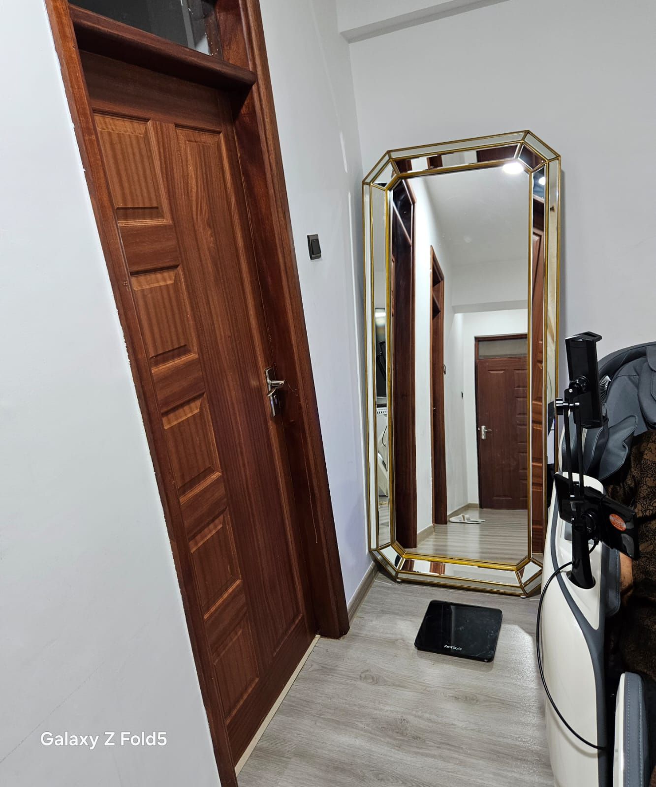 Hanah Home Carlos Gold Full-Length Leaner Mirror – Modern Floor Mirror